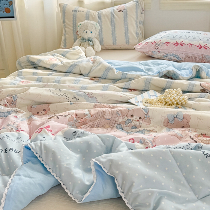 91家纺网 家纺一手货源 找家纺 慕尚家纺 2025新款水洗棉花边工艺羽丝棉卡通系列夏被 洛丽塔小熊