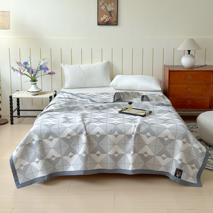 91家纺网 家纺一手货源 找家纺 2025新款A类纯棉针织三层纱提花多功能毯 灰色-菱形