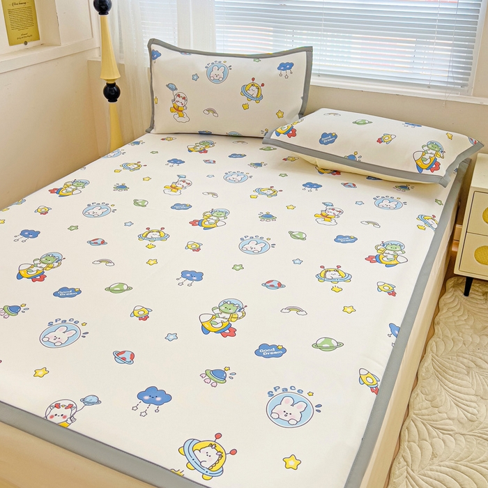 91家纺网 家纺一手货源 找家纺 富馨莱 2025新款平铺款冰藤印花凉席A类抗菌冰丝席支持定制尺寸 宇航员