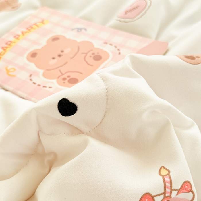 91家纺网 家纺一手货源 找家纺 慕尚家纺 2025新款水洗棉花边工艺羽丝棉卡通系列夏被 甜品小熊