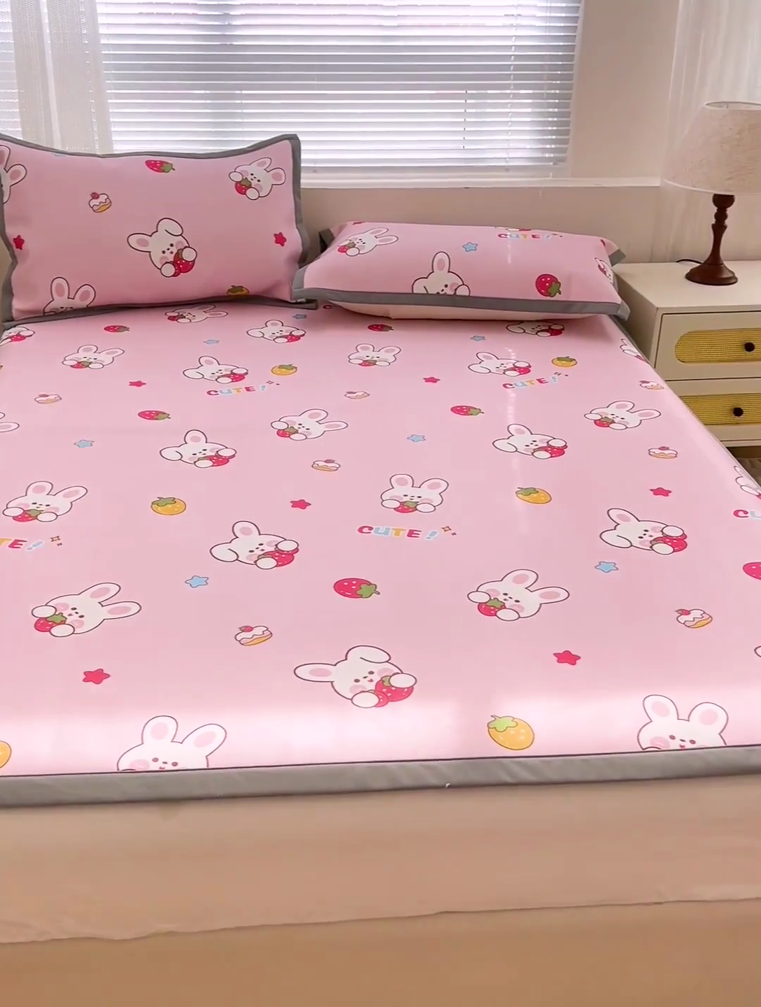 91家纺网 家纺一手货源 找家纺 富馨莱 2025新款平铺款冰藤印花凉席A类抗菌冰丝席支持定制尺寸 甜心兔