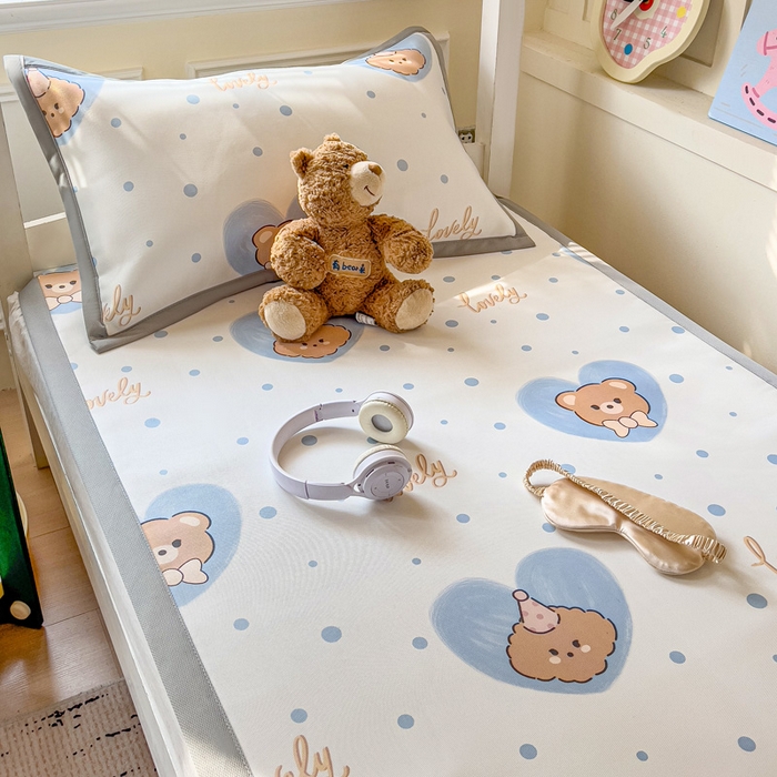 91家纺网 家纺一手货源 找家纺 富馨莱 2025新款学生平铺款冰藤印花凉席A类抗菌冰丝席支持定制尺寸 爱心小熊