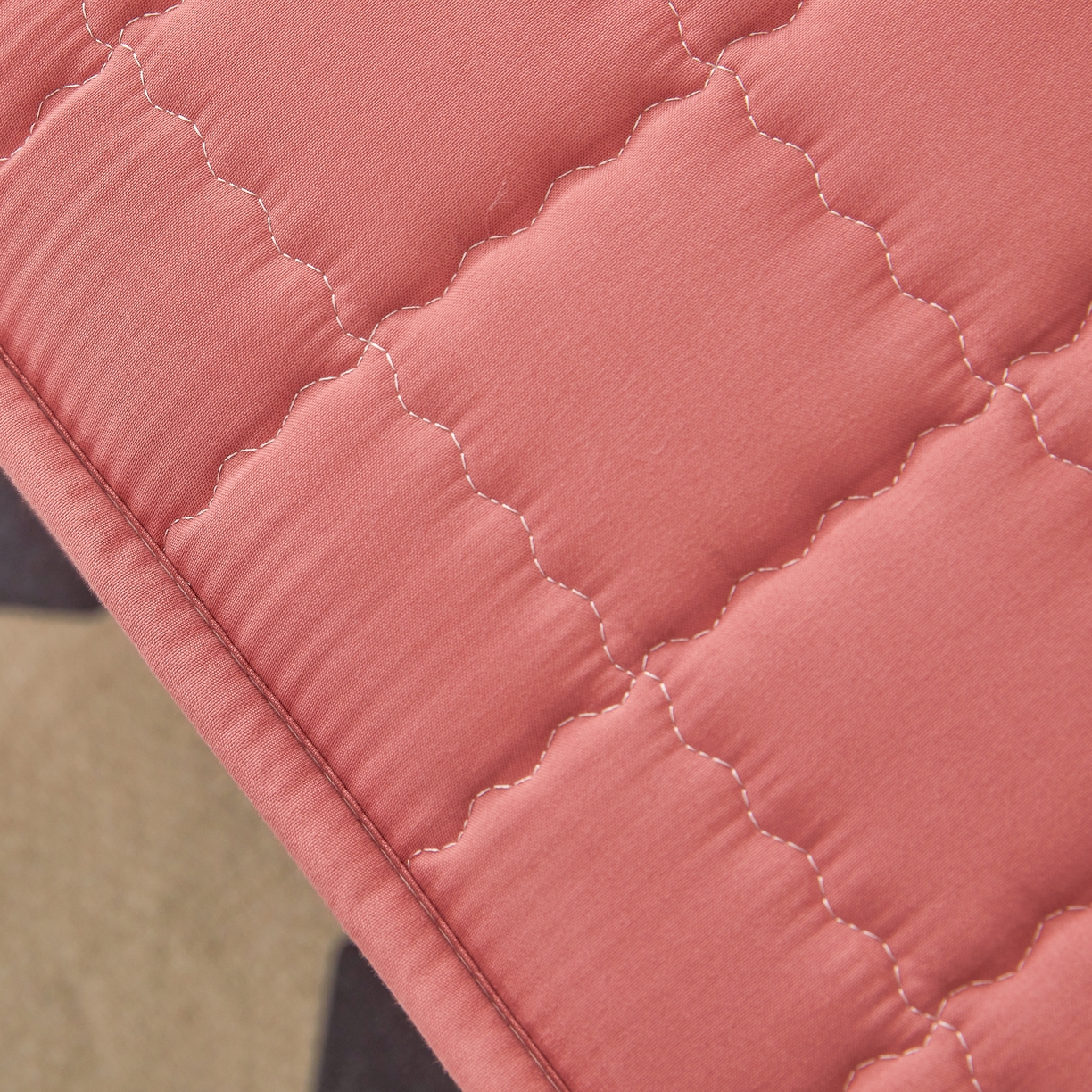 91家纺网 家纺一手货源 找家纺 欧邦 2025新款可拆卸六面全包夹棉床笠 单面夹棉-朱玉粉