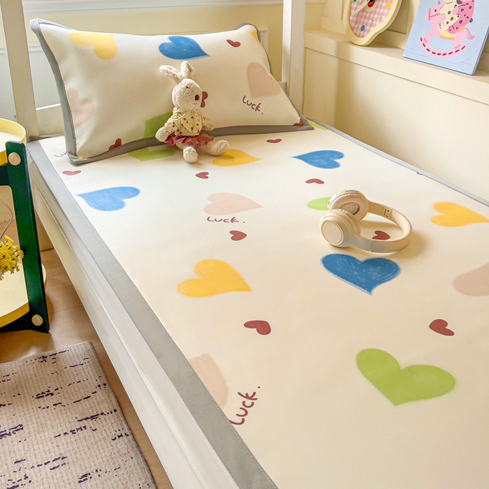 91家纺网 家纺一手货源 找家纺 富馨莱 2025新款学生平铺款冰藤印花凉席A类抗菌冰丝席支持定制尺寸 心意满满