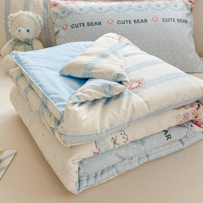 91家纺网 家纺一手货源 找家纺 慕尚家纺 2025新款水洗棉花边工艺羽丝棉卡通系列夏被 洛丽塔小熊