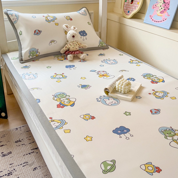 91家纺网 家纺一手货源 找家纺 富馨莱 2025新款学生平铺款冰藤印花凉席A类抗菌冰丝席支持定制尺寸 宇航员