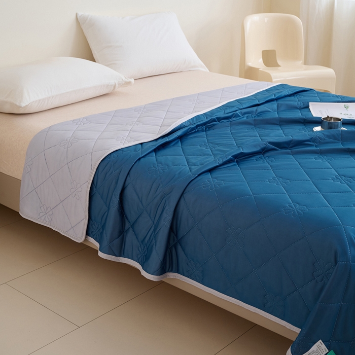 91家纺网 家纺一手货源 找家纺 畅销被业 2025新款A类凉感丝纯色压花夏被系列直播外贸跨境 湖蓝