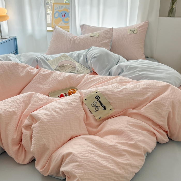 91家纺网 家纺一手货源 找家纺 桃心家居 2025新款A类韩系亲肤软糯甜格泡泡水洗棉撞色奶呼呼织标蝴蝶少女四件套 泡泡水洗棉-甜格粉蓝