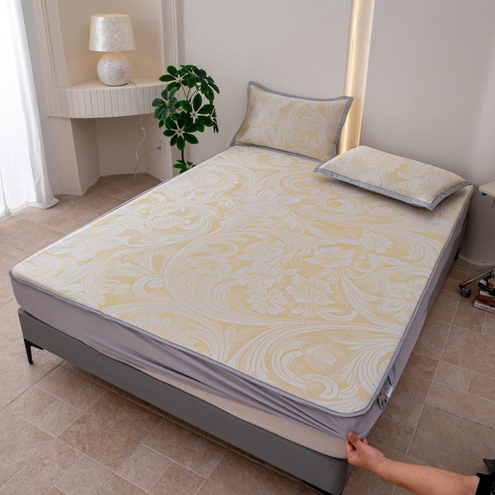 91家纺网 家纺一手货源 找家纺 凌云家纺  2025新款提花凉感冰丝席床笠款三明治凉席三件套 萱花-金