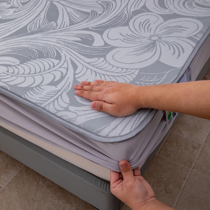 91家纺网 家纺一手货源 找家纺 凌云家纺  2025新款提花凉感冰丝席床笠款三明治凉席三件套 洛克-灰