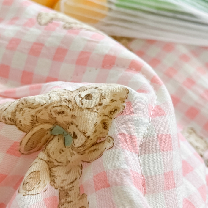 91家纺网 家纺一手货源 找家纺 贝扬思家纺 2025新款水洗皱皱纱系列夏被-系列二 关于小熊