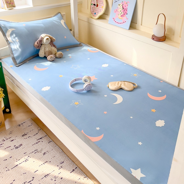 91家纺网 家纺一手货源 找家纺 富馨莱 2025新款学生平铺款冰藤印花凉席A类抗菌冰丝席支持定制尺寸 星空