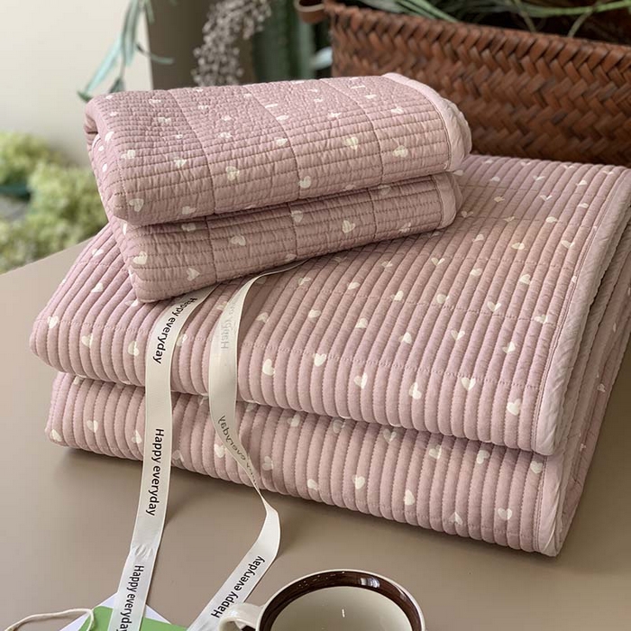 91家纺网 家纺一手货源 找家纺 汇庭 2025新款蔓莎床盖三件套系列-实拍 小爱心粉