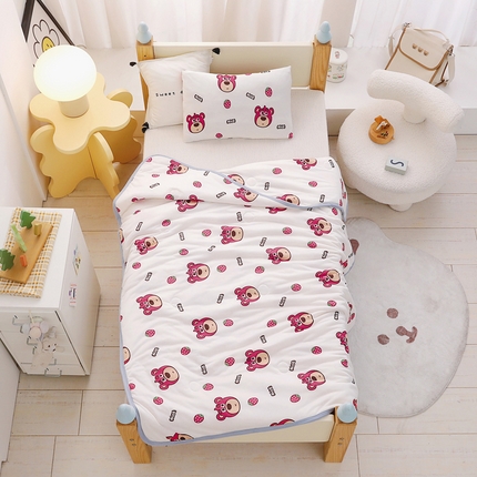 91家纺网 家纺一手货源 找家纺 鱼宝 2025新款A类时尚印花儿童针织棉夏被 草莓小熊