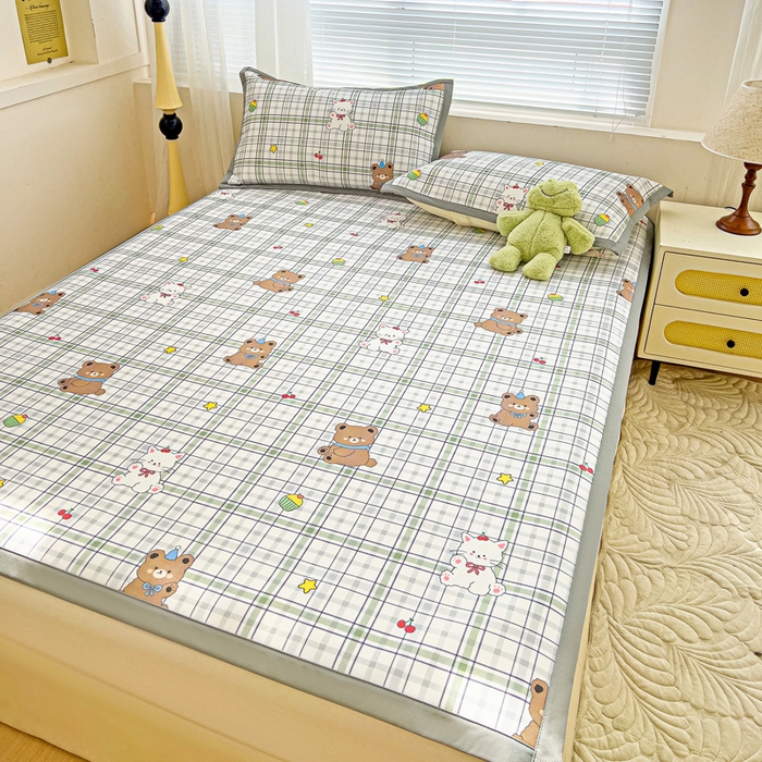 91家纺网 家纺一手货源 找家纺 富馨莱 2025新款平铺款冰藤印花凉席A类抗菌冰丝席支持定制尺寸 格子熊