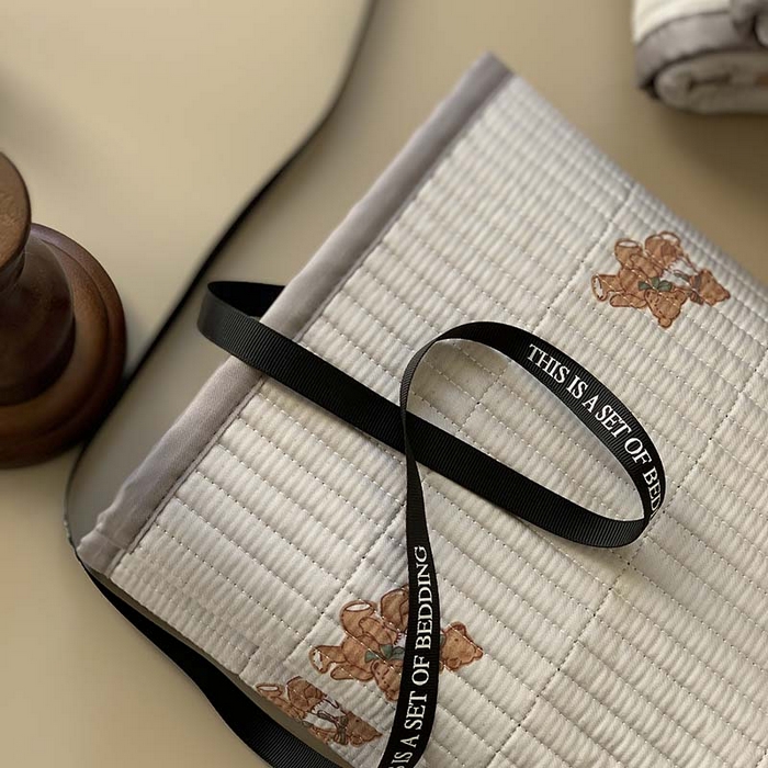 91家纺网 家纺一手货源 找家纺 汇庭 2025新款蔓莎床盖三件套系列-实拍 波特小熊