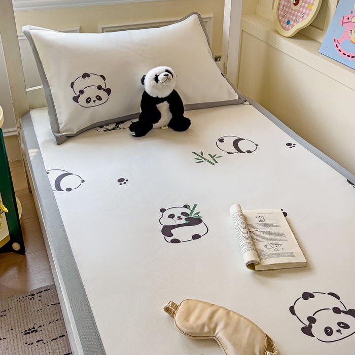 91家纺网 家纺一手货源 找家纺 富馨莱 2025新款学生平铺款冰藤印花凉席A类抗菌冰丝席支持定制尺寸 熊猫胖胖