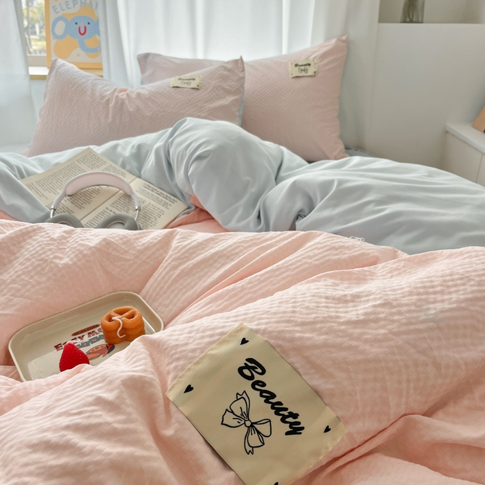 91家纺网 家纺一手货源 找家纺 桃心家居 2025新款A类韩系亲肤软糯甜格泡泡水洗棉撞色奶呼呼织标蝴蝶少女四件套 泡泡水洗棉-甜格粉蓝