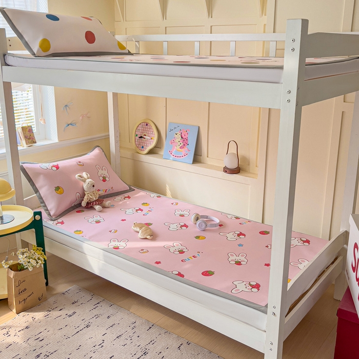 91家纺网 家纺一手货源 找家纺 富馨莱 2025新款学生平铺款冰藤印花凉席A类抗菌冰丝席支持定制尺寸 甜心兔