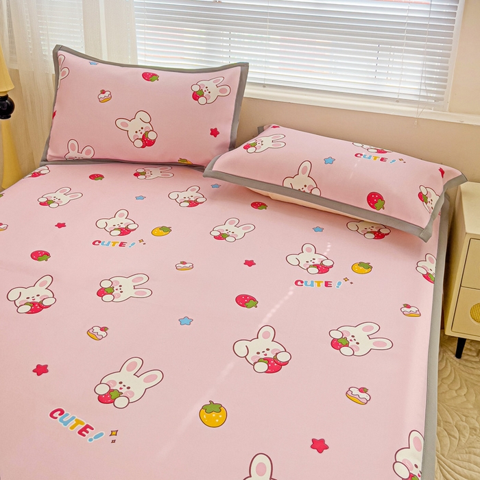 91家纺网 家纺一手货源 找家纺 富馨莱 2025新款平铺款冰藤印花凉席A类抗菌冰丝席支持定制尺寸 甜心兔