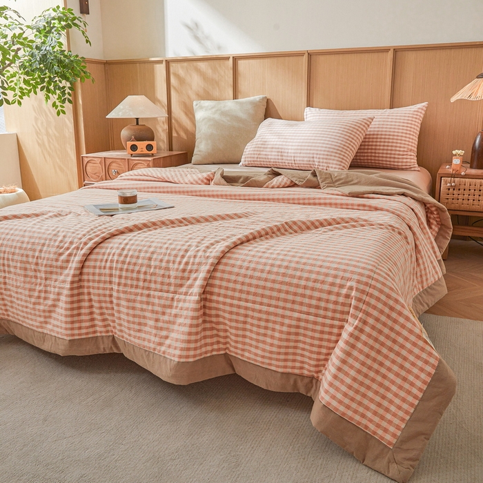 91家纺网 家纺一手货源 找家纺 伊人坊 2025新款A类无印风水洗棉新疆棉花夏被 粉小格