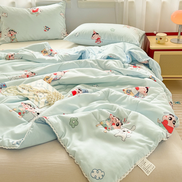 91家纺网 家纺一手货源 找家纺 慕尚家纺 2025新款水洗棉花边工艺羽丝棉卡通系列夏被 蜡笔小新
