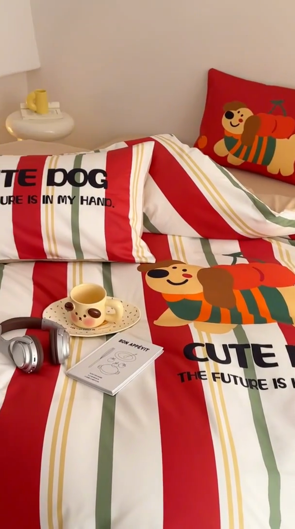 91家纺网 家纺一手货源 找家纺 花言狐语 2025新款全棉13372卡通大版数码印花四件套（提供买家秀） 可爱小狗（红）