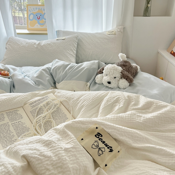 91家纺网 家纺一手货源 找家纺 桃心家居 2025新款A类韩系亲肤软糯甜格泡泡水洗棉撞色奶呼呼织标蝴蝶少女四件套 泡泡水洗棉-甜格奶白蓝