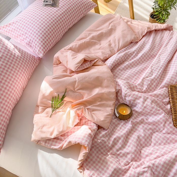 91家纺网 家纺一手货源 找家纺 2025新款无印风夏被 粉小格