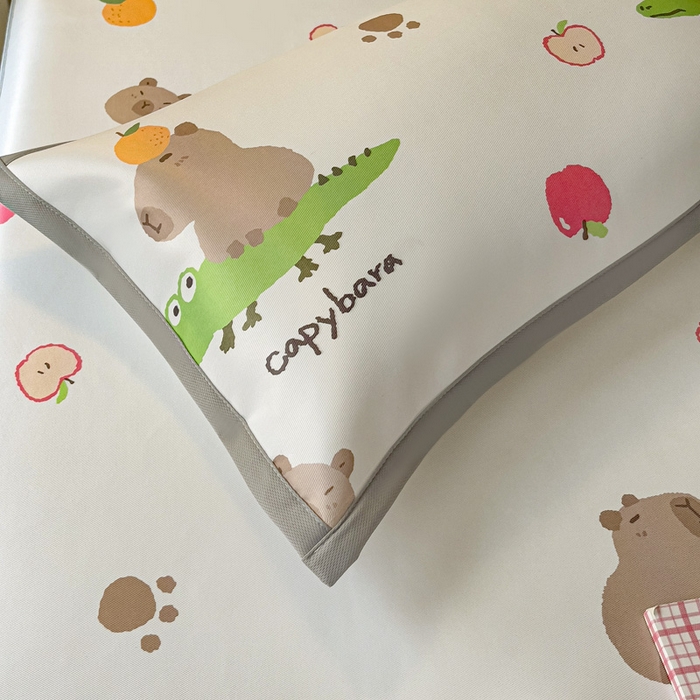 91家纺网 家纺一手货源 找家纺 富馨莱 2025新款床笠款冰藤印花凉席A类抗菌冰丝席支持定制尺寸 卡皮熊