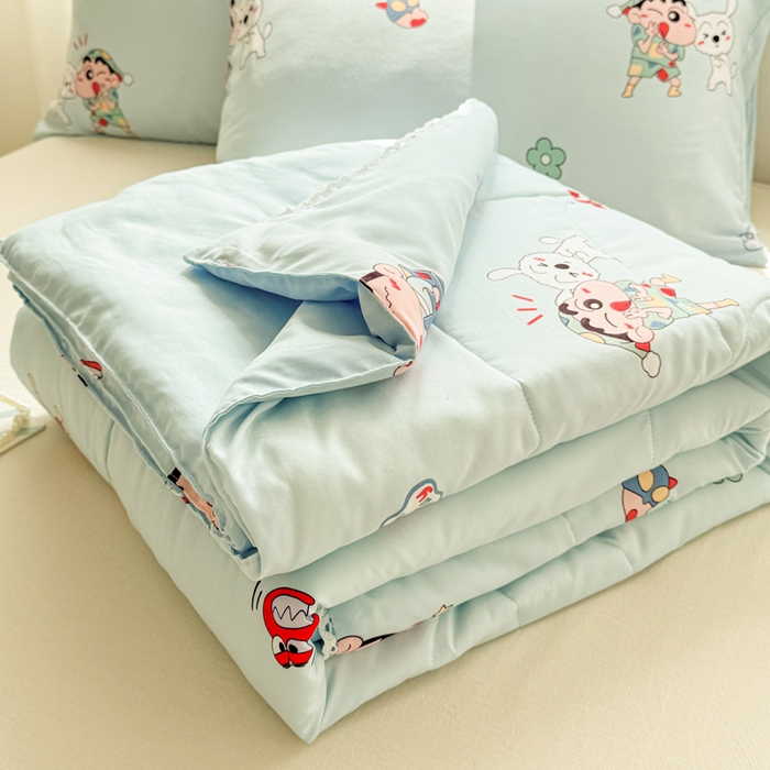 91家纺网 家纺一手货源 找家纺 慕尚家纺 2025新款水洗棉花边工艺羽丝棉卡通系列夏被 蜡笔小新
