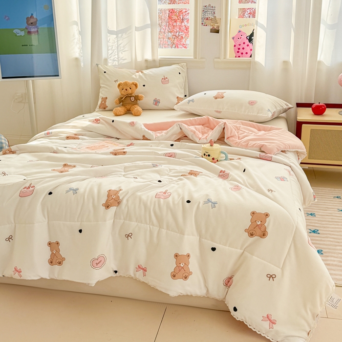 91家纺网 家纺一手货源 找家纺 慕尚家纺 2025新款水洗棉花边工艺羽丝棉卡通系列夏被 甜品小熊