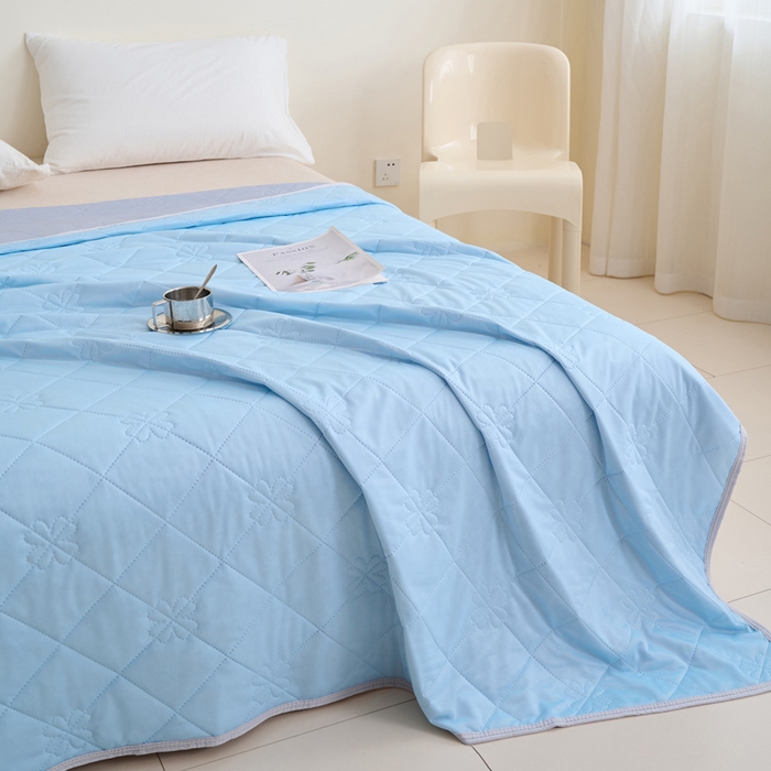 91家纺网 家纺一手货源 找家纺 畅销被业 2025新款A类凉感丝纯色压花夏被系列直播外贸跨境 天蓝