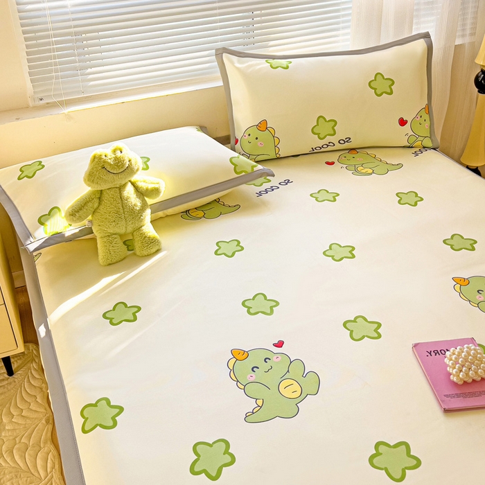 91家纺网 家纺一手货源 找家纺 富馨莱 2025新款平铺款冰藤印花凉席A类抗菌冰丝席支持定制尺寸 小萌龙