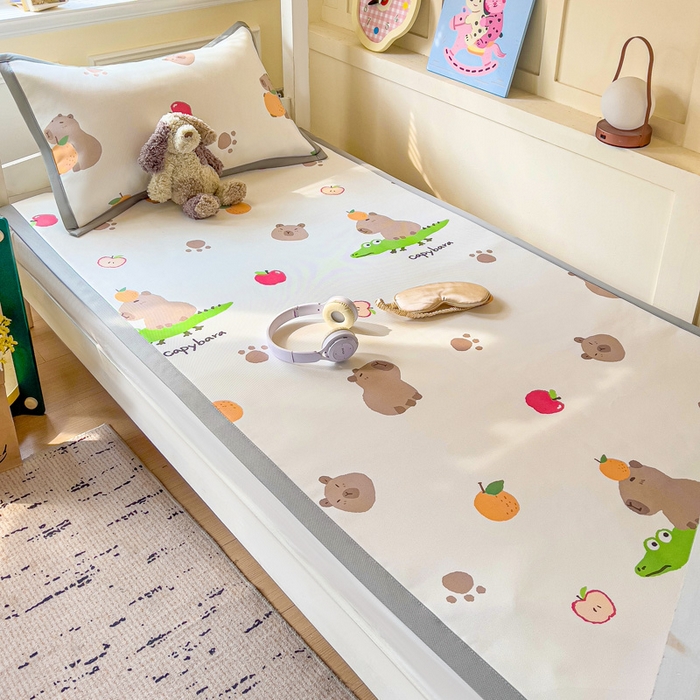 91家纺网 家纺一手货源 找家纺 富馨莱 2025新款学生平铺款冰藤印花凉席A类抗菌冰丝席支持定制尺寸 卡皮熊