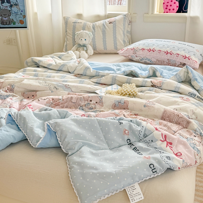 91家纺网 家纺一手货源 找家纺 慕尚家纺 2025新款水洗棉花边工艺羽丝棉卡通系列夏被 洛丽塔小熊