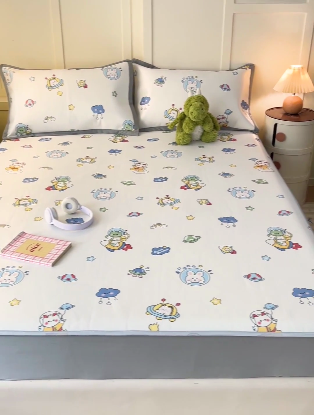 91家纺网 家纺一手货源 找家纺 富馨莱 2025新款床笠款冰藤印花凉席A类抗菌冰丝席支持定制尺寸 宇航员