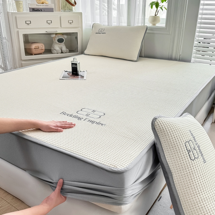 91家纺网 家纺一手货源 找家纺 2025年新款乙纶华夫格刺绣熊猫漫野冰豆豆系列 珍珠白-床笠款