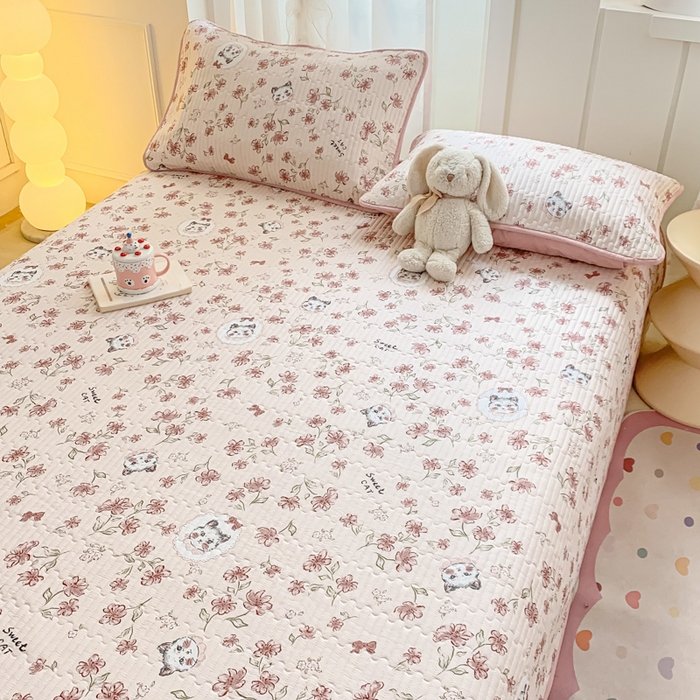 91家纺网 家纺一手货源 找家纺 顺顺家纺 2025新款全棉卡通夹棉床盖 花枝夜梦