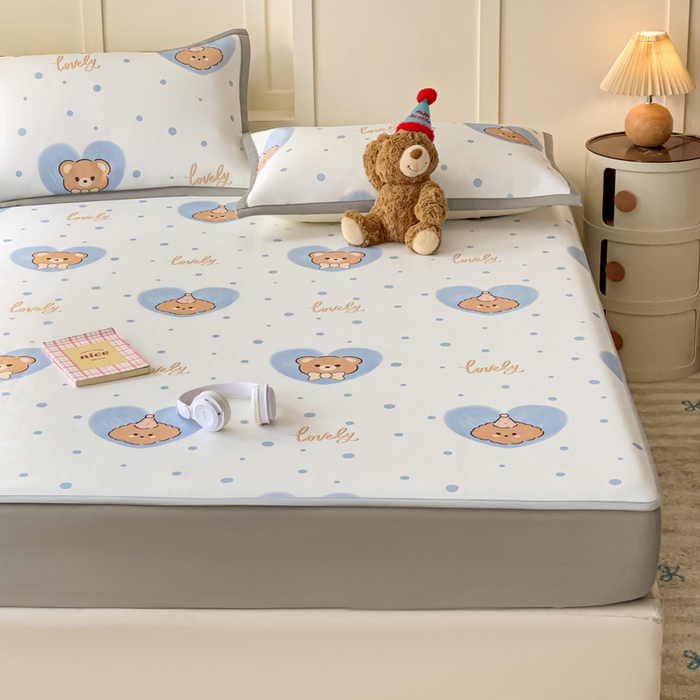 91家纺网 家纺一手货源 找家纺 富馨莱 2025新款床笠款冰藤印花凉席A类抗菌冰丝席支持定制尺寸 爱心小熊