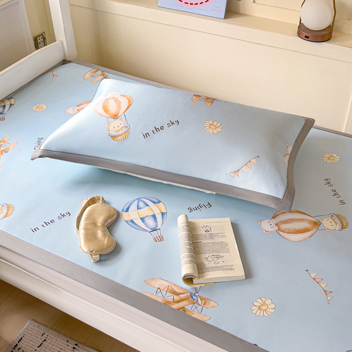 91家纺网 家纺一手货源 找家纺 富馨莱 2025新款学生平铺款冰藤印花凉席A类抗菌冰丝席支持定制尺寸 星空探险家