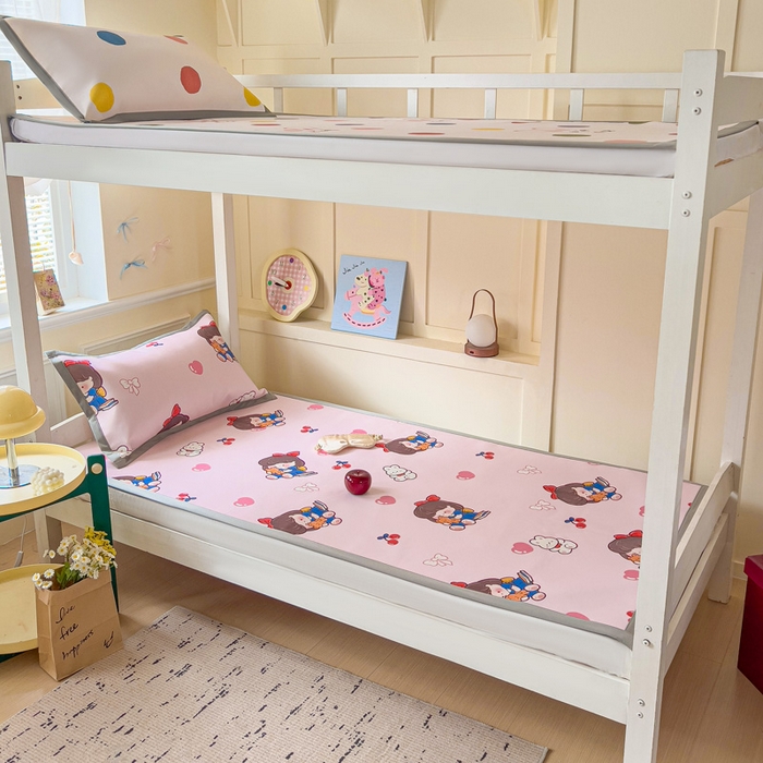 91家纺网 家纺一手货源 找家纺 富馨莱 2025新款学生平铺款冰藤印花凉席A类抗菌冰丝席支持定制尺寸 元气女孩