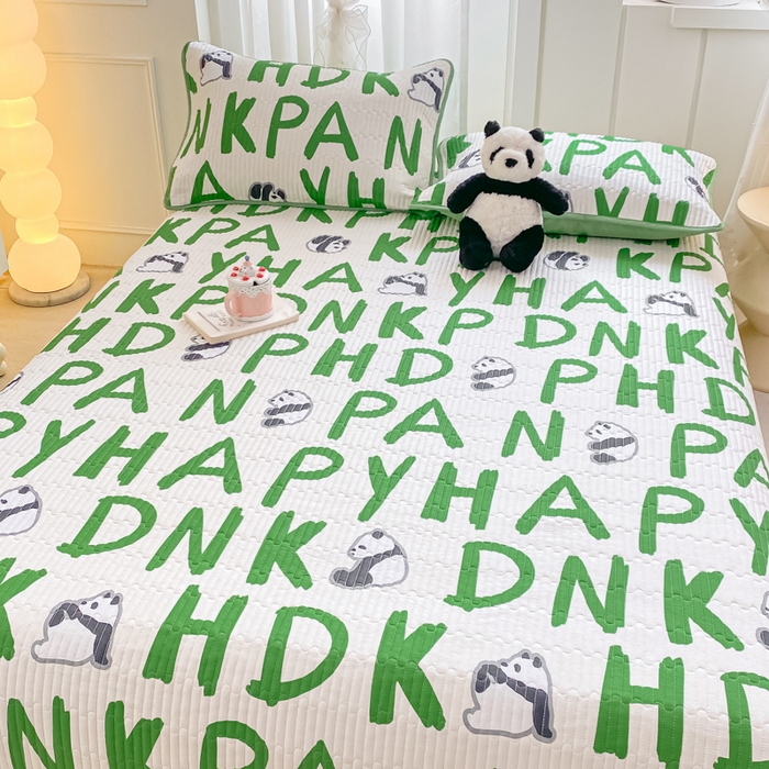 91家纺网 家纺一手货源 找家纺 顺顺家纺 2025新款全棉卡通夹棉床盖 熊猫宝贝