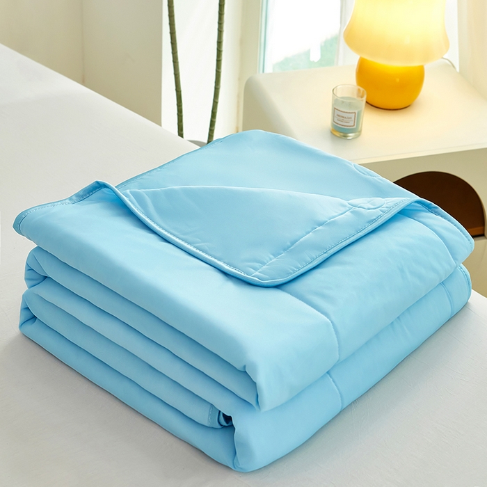 91家纺网 家纺一手货源 找家纺 柏薇 2025新款纯色冰激凌凉感丝夏凉被空调被 冰激凌夏被-月光蓝