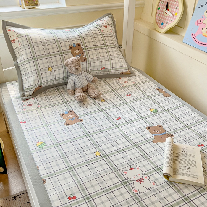 91家纺网 家纺一手货源 找家纺 富馨莱 2025新款学生平铺款冰藤印花凉席A类抗菌冰丝席支持定制尺寸 格子熊