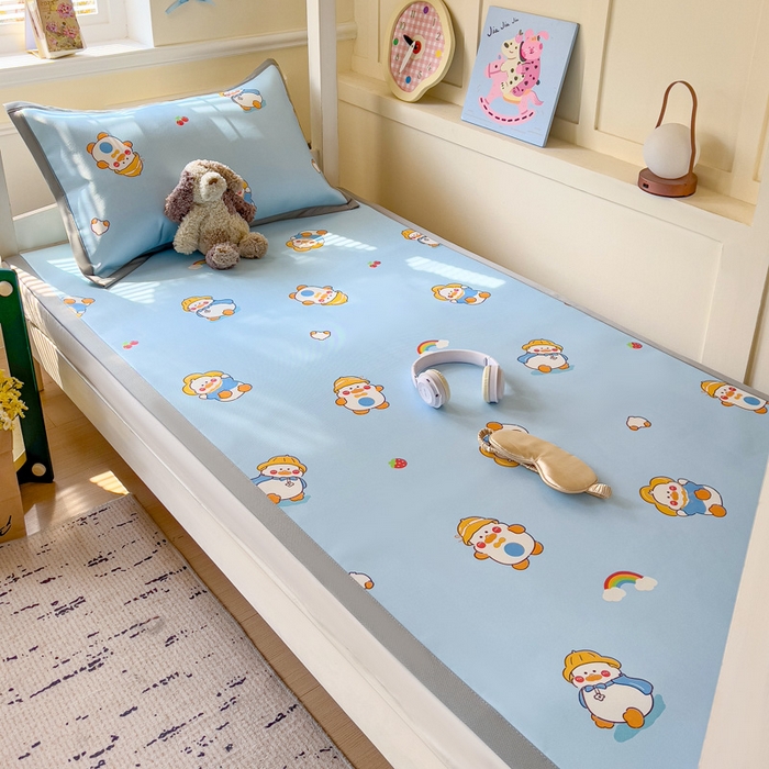 91家纺网 家纺一手货源 找家纺 富馨莱 2025新款学生平铺款冰藤印花凉席A类抗菌冰丝席支持定制尺寸 开心鸭