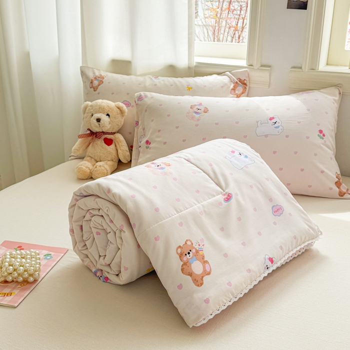 91家纺网 家纺一手货源 找家纺 慕尚家纺 2025新款水洗棉花边工艺羽丝棉卡通系列夏被 哈哈俱乐部