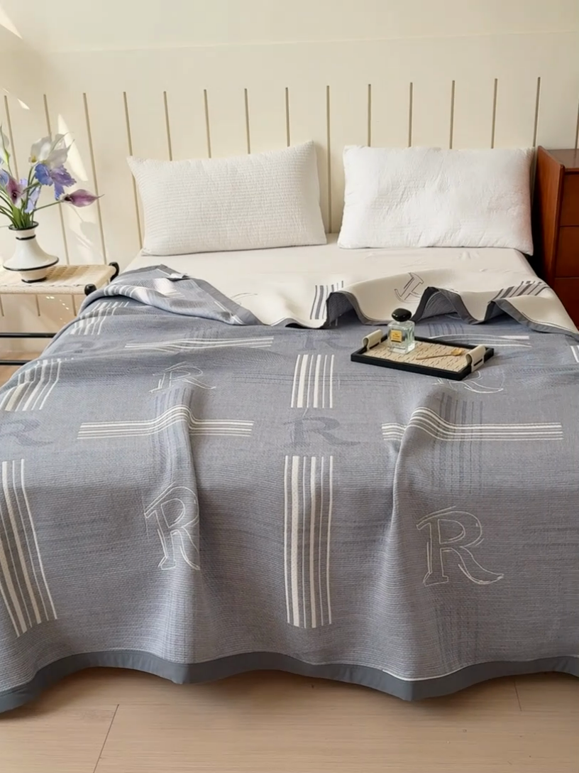 91家纺网 家纺一手货源 找家纺 2025新款A类纯棉针织三层纱提花多功能毯 蓝色-至简