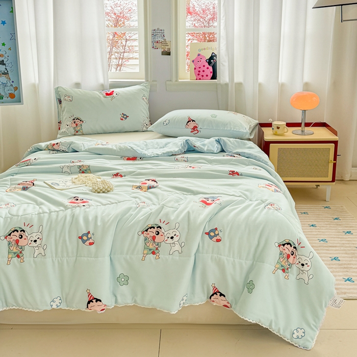 91家纺网 家纺一手货源 找家纺 慕尚家纺 2025新款水洗棉花边工艺羽丝棉卡通系列夏被 蜡笔小新