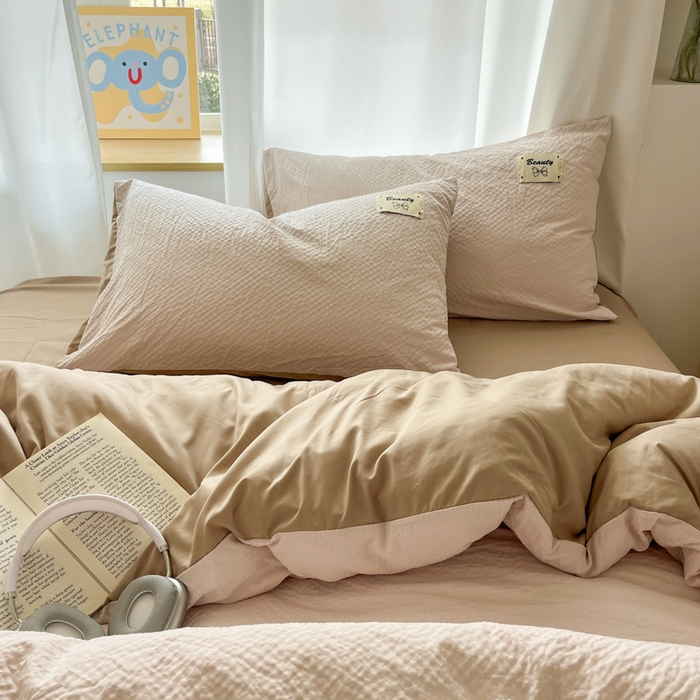 91家纺网 家纺一手货源 找家纺 桃心家居 2025新款A类韩系亲肤软糯甜格泡泡水洗棉撞色奶呼呼织标蝴蝶少女四件套 泡泡水洗棉-甜格奶咖